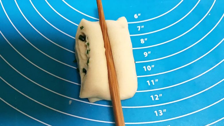 蓬松柔软的香葱花卷,用筷子压一下