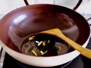 辣爆花蛤,新思特巧克力炒锅烧热后，倒入花生油烧热，先爆香葱姜丝。