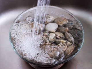 辣爆花蛤,浸泡好的花蛤，用清水冲洗干净后，沥干水份备用。