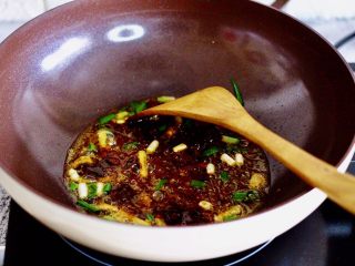 辣爆花蛤,这个时候加入郫县豆瓣酱，小火慢慢炒出红油后。