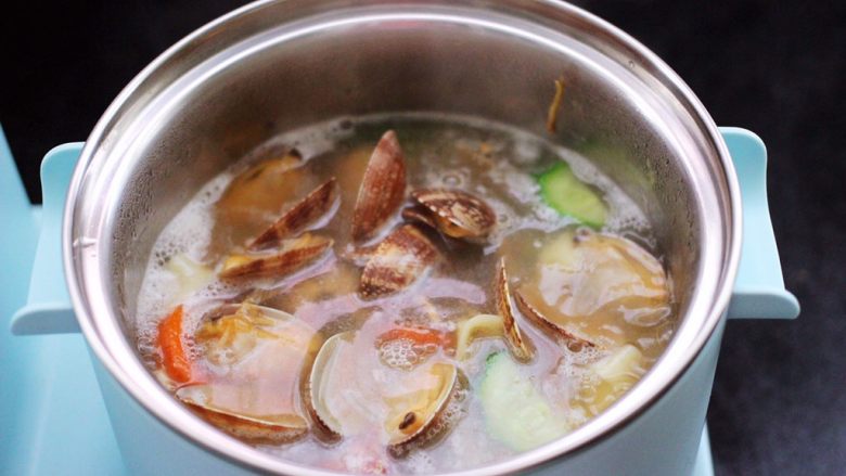 花蛤时蔬面,锅中加入提前炒好的花蛤。