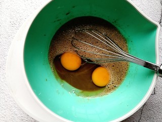 快手红糖马拉糕,红糖牛奶液晾凉后打入两个鸡蛋搅拌均匀