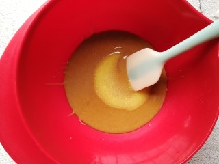 快手红糖马拉糕,倒入融化的20g黄油翻拌均匀