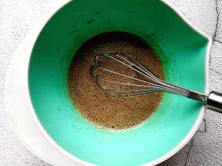 快手红糖马拉糕,红糖倒入牛奶内，隔热水搅拌至红糖融化