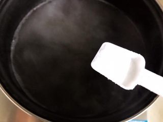 蚝油平菇西蓝花,水开后放入一小勺细盐