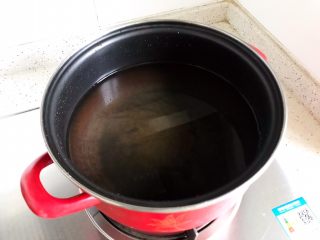 蚝油平菇西蓝花,锅内煮适量清水