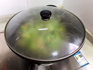 蚝油平菇西蓝花,盖上锅盖，转小火，焖煮1.2分钟