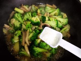 蚝油平菇西蓝花,加一小勺细砂糖，翻炒均匀，即可