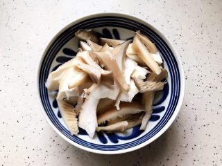 蚝油平菇西蓝花,平菇洗净之后切碎