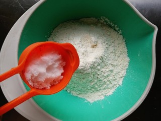 肉松馒头卷,将细砂糖倒入面粉内，稍微搅拌一下