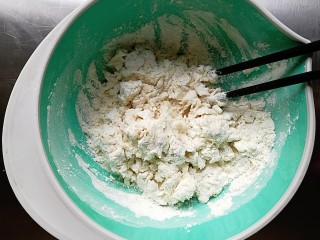 肉松馒头卷,将酵母水倒入面粉内，用筷子搅拌成絮状