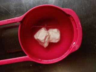 肉松馒头卷,鲜酵母倒入清水内，搅拌至酵母基本融化（如果用的干酵母，2g就可以啦）