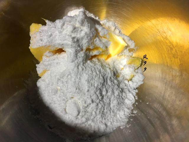 核桃饼干,加入糖粉搅拌均匀，然后用打蛋器稍许打发至蓬松状态