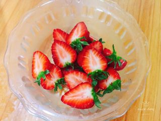 草莓抱抱卷+春天的味道,草莓对半切