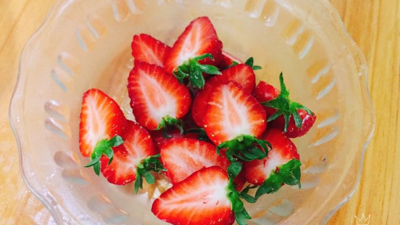 草莓抱抱卷+春天的味道,草莓对半切