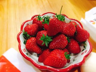 草莓抱抱卷+春天的味道,现摘的草莓