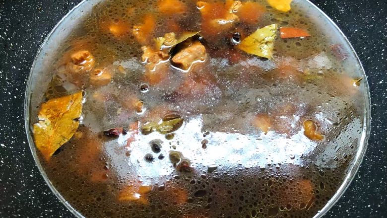 萝卜烧牛腩,倒入适量水，水量高出食材1cm，盖上盖子，大火把汤煮开，转中火炖40分钟。