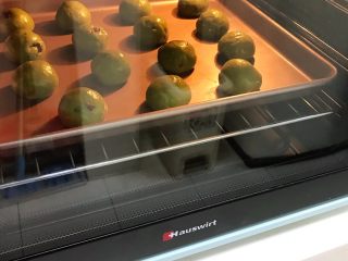 抹茶蔓越莓麻薯,入预热的好的烤箱中层，上下火180度约烤20分钟。请按照各种烤箱情况调整温度和时间。