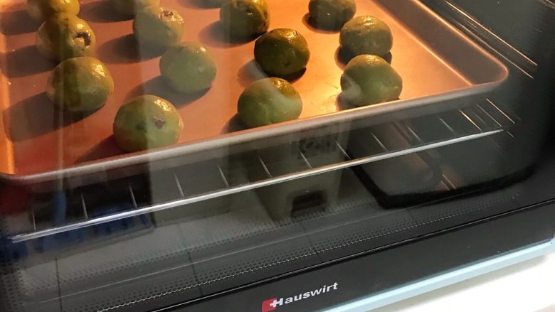 抹茶蔓越莓麻薯,入预热的好的烤箱中层，上下火180度约烤20分钟。请按照各种烤箱情况调整温度和时间。