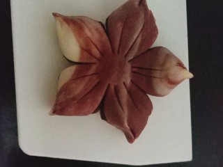 桃花酥,把每个花瓣用大拇指和食指往中间捏一下，捏出花瓣的立体感；