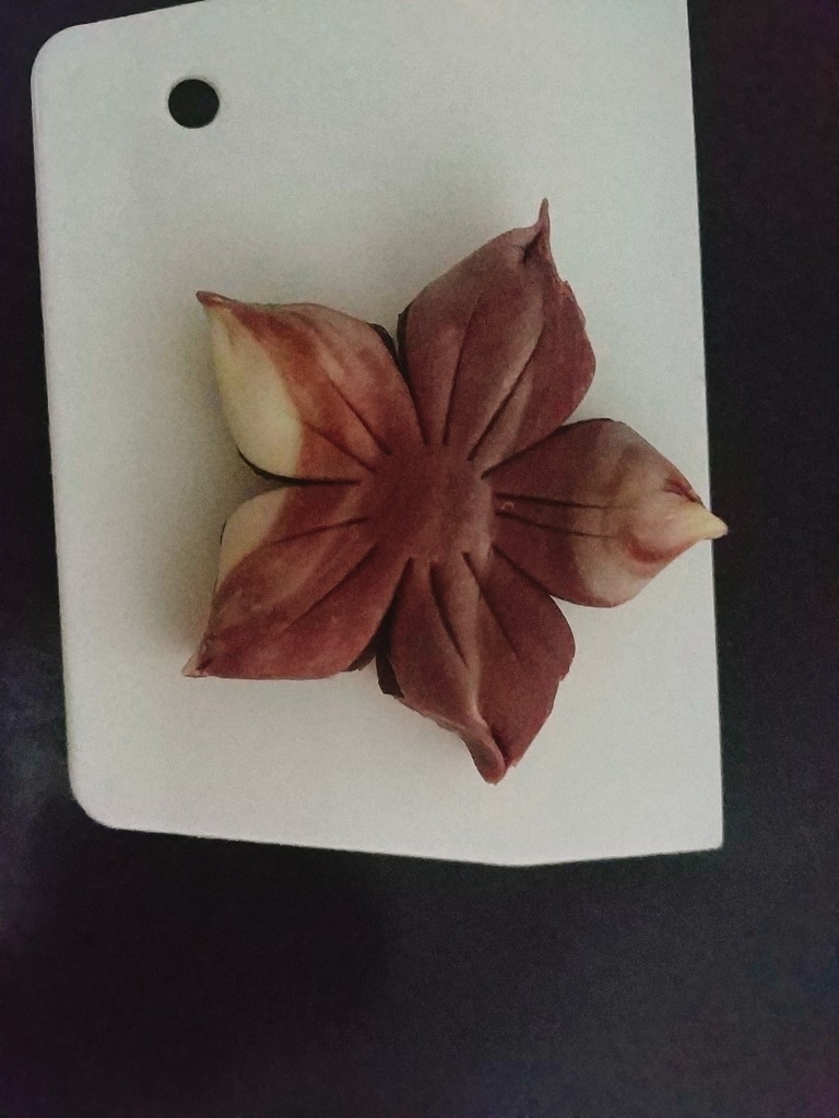 桃花酥,把每个花瓣用大拇指和食指往中间捏一下，捏出花瓣的立体感；