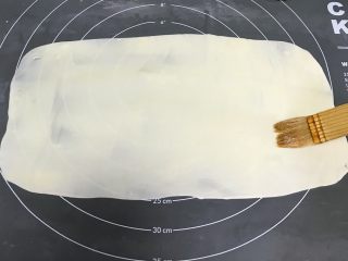 盘丝饼,硅胶垫刷上一层薄薄的花生油，取一个小面团，用擀面杖擀成长方形薄片，尽量擀得薄些，接着给面片刷上一层花生油，均匀的撒上少许盐。