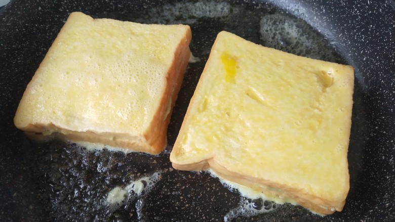 牛油果奶酪西多士,中小火煎至两面金黄。