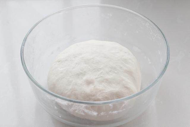 蒸春饼,再揉成光滑的软面团，覆盖保鲜膜饧面三十分钟，如果是夏季或气温较高时饧面十五分钟即可；