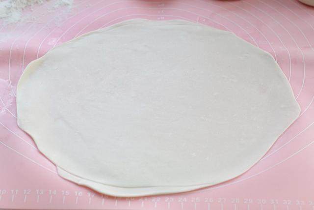 蒸春饼,再用擀面杖擀成薄薄的大圆片，不用刻意追求对称，尽量擀圆、擀薄即可；