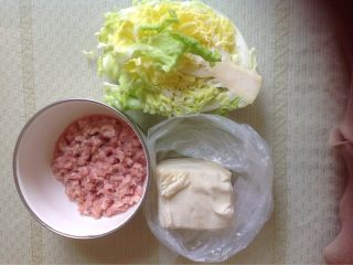 迷你版大馄饨,原材料：猪后腿肉、牛心卷心菜、馄饨皮