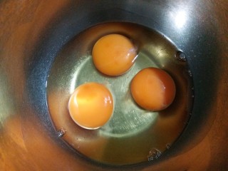 橙香甜甜圈（植物油版）,把三个鸡蛋打散在打蛋盆内。