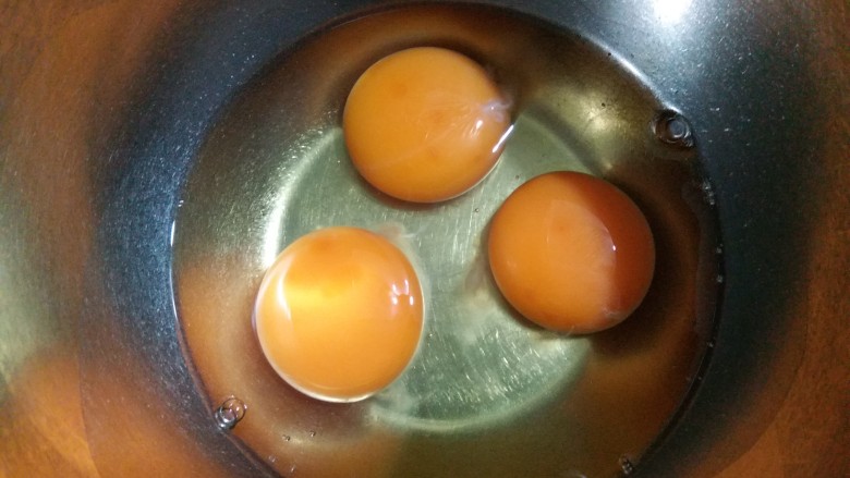 橙香甜甜圈（植物油版）,把三个<a style='color:red;display:inline-block;' href='/shicai/ 9'>鸡蛋</a>打散在打蛋盆内。