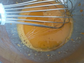 橙香甜甜圈（植物油版）,加入玉米油。
