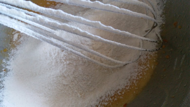 橙香甜甜圈（植物油版）,加入过筛后的低粉。