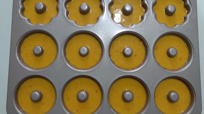 橙香甜甜圈（植物油版）,将面糊挤入到模具内。