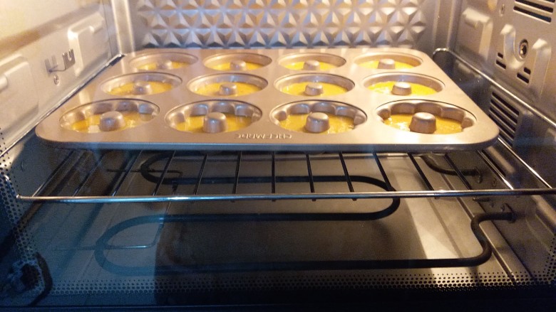 橙香甜甜圈（植物油版）,然后送入烤箱150度烘烤25到30分钟。