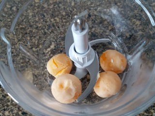 咸蛋黄肉松青团,咸蛋黄蒸熟之后，用料理机打成碎末。