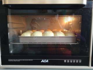 满满的回忆+老面包,上下火175度，烤制28分钟，取出晾凉即可食用。