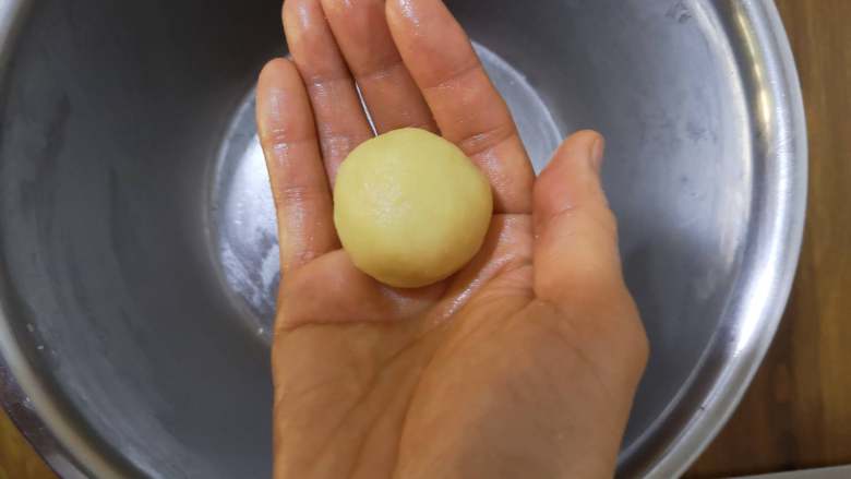 老式桃酥,将大面团分成每个29克一个的小面团。