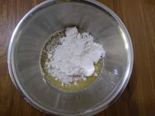 原料简单+香草桃酥,香草饼干粉与低筋面粉已经混合均匀，将粉类倒入盆中，用筷子搅拌均匀。