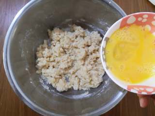原料简单+香草桃酥,往盆中加入蛋液，蛋液要分次加，要根据面团的情况来加，只要能将粉类和成面团即可。