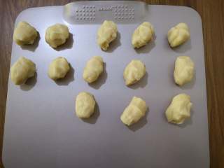 原料简单+香草桃酥,将大面团分成25克1个的小面团。
