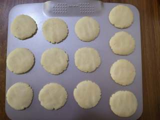 原料简单+香草桃酥,小面团揉圆后用手掌按压成小饼状放在烤盘上。