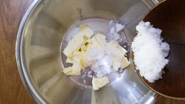 酥酥脆脆+烤箱版+黑芝麻小麻花,加入白糖，用手动打蛋器，将白糖与黄油搅打均匀，黄油微打发的状态。