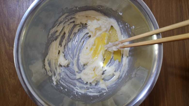 酥酥脆脆+烤箱版+黑芝麻小麻花,将鸡蛋的蛋液分多次加入黄油糊中，每一次都要混合完全后再加下一次。