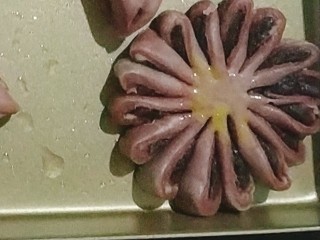桃花酥,每个花瓣侧边向上扭转一下；