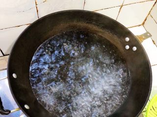 夏日凉面,锅中加入半锅水，煮至沸腾。