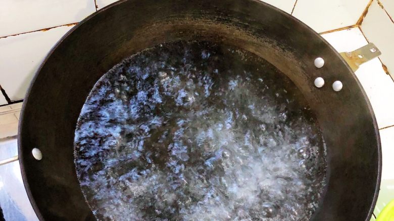 夏日凉面,锅中加入半锅水，煮至沸腾。