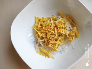 糙米薄皮菜团子,将放凉后的蛋皮切成丝。