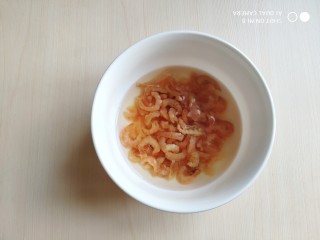 糙米薄皮菜团子,海米用水泡软。